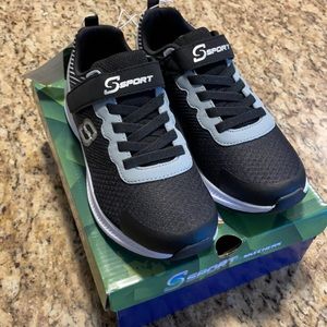 Sketchers tennis shoes